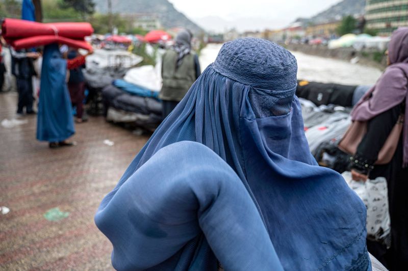 Femmes afghanes : 350 personnalités demandent à la France un programme d'accueil humanitaire d'urgence
