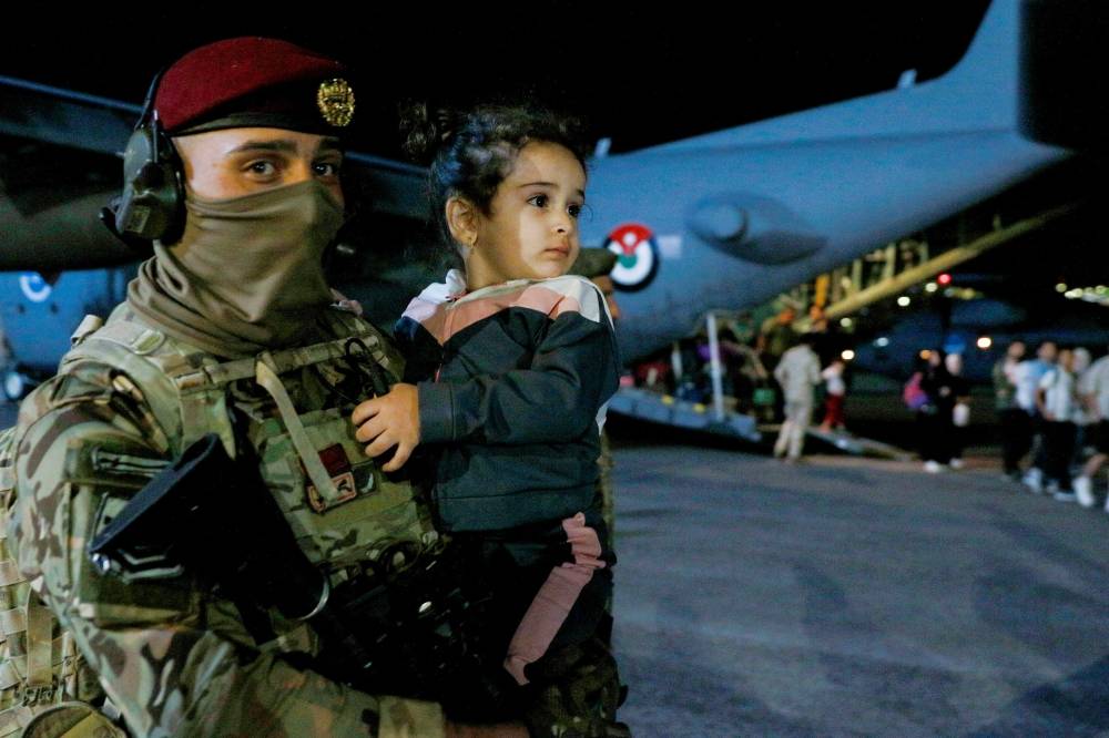Les étrangers évacués en masse du Soudan, au bord du 