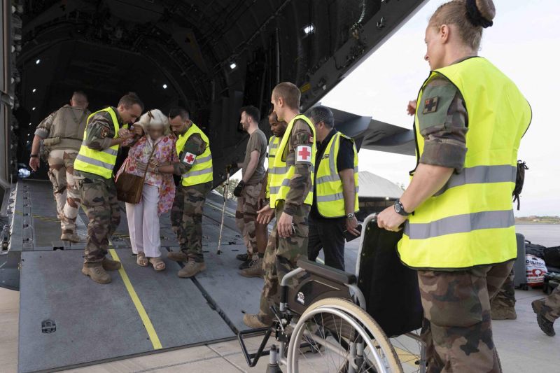 Arrivée en France du premier avion français d'évacués du Soudan