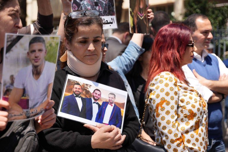 Families of Aug. 4 victims protest at Justice Palace, demand continued investigation