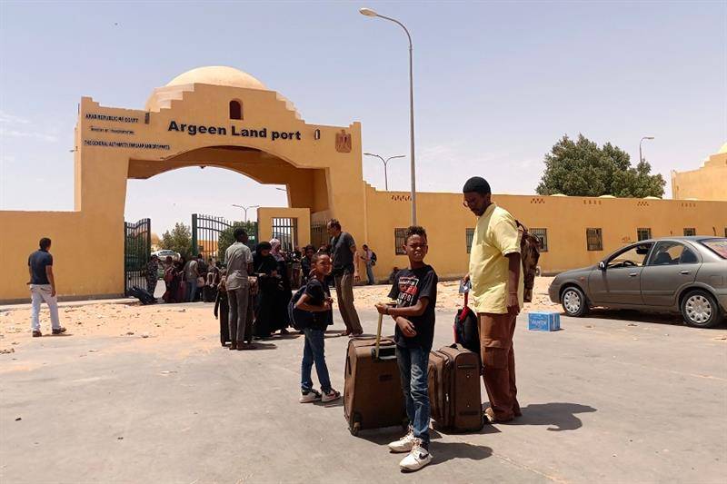 « J’ai vu une femme mourir faute de soins » : l’exil chaotique des Soudanais à la frontière égyptienne