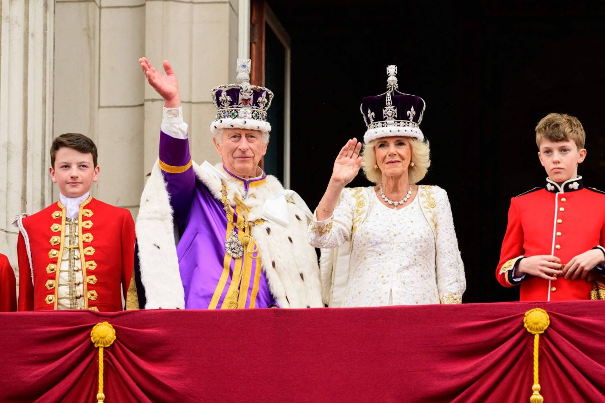 Charles III couronné en grande pompe à Westminster