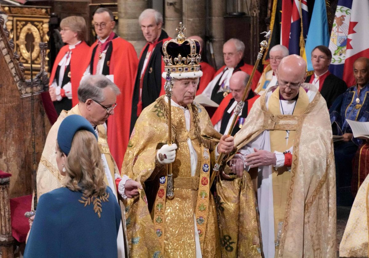 Pluie, carrosses et foule pour le balcon : Charles III couronné en grande pompe à Londres
