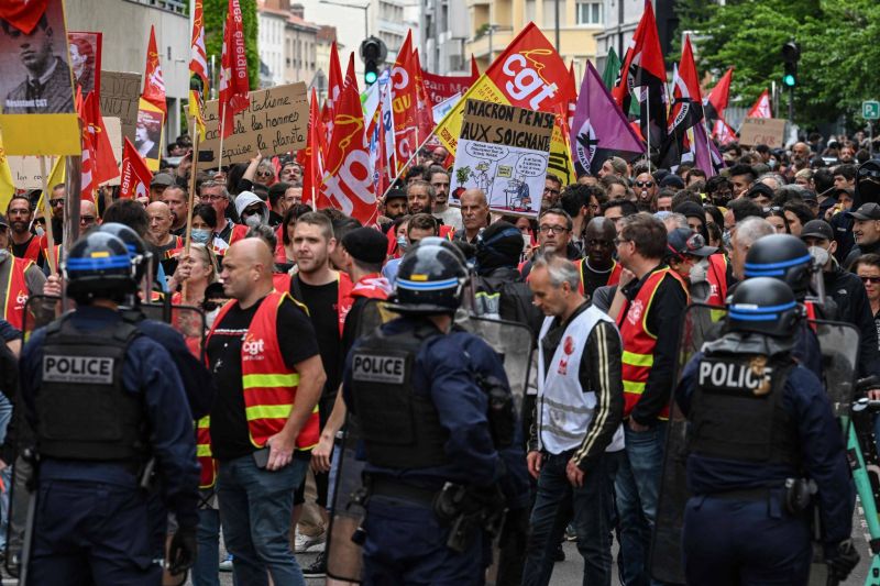 Macron à Lyon: manifestation sous tension de plusieurs milliers de personnes