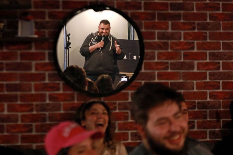 En Syrie, des comédiens affrontent leurs souffrances par le rire