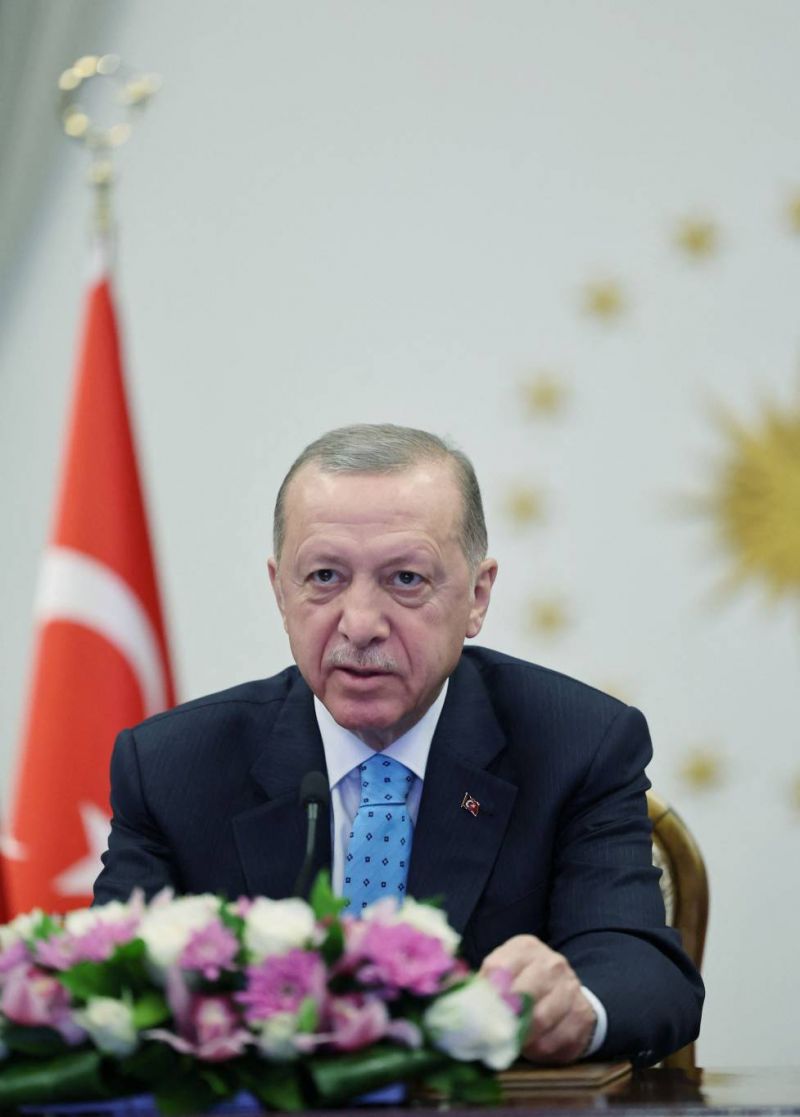 Erdogan réapparaît en public, l'air combatif après trois jours d'éclipse