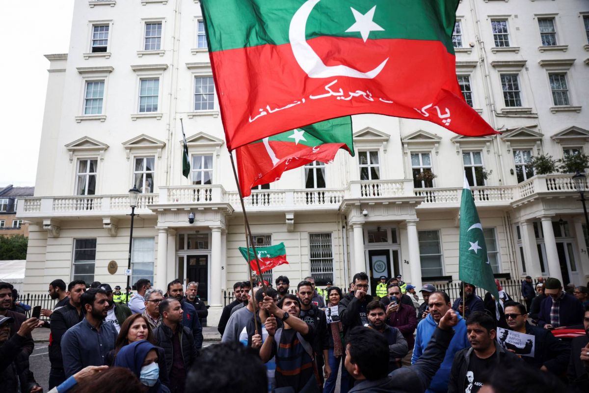 L'ex-Premier ministre Khan en détention provisoire, envoi de soldats au Pendjab