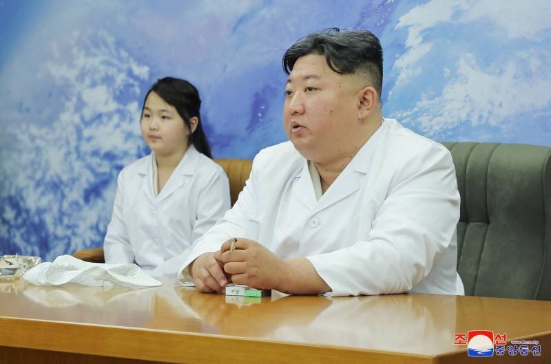 Kim Jong Un inspecte le premier satellite espion nord-coréen