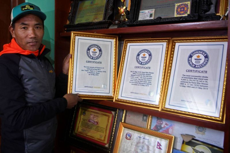 Un alpiniste népalais gravit l'Everest pour la 27e fois, un record