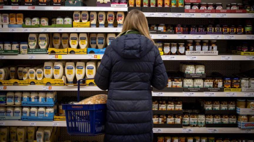 La Banque d’Angleterre plus optimiste sur l’économie mais serre encore la vis