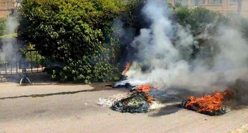 Des propriétaires de kiosques manifestent devant le domicile de Mikati à Tripoli