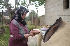 Kara in hand, Randa mart Ali prepares to slap dough to the inside of her tannour. (Credit: João Sousa)