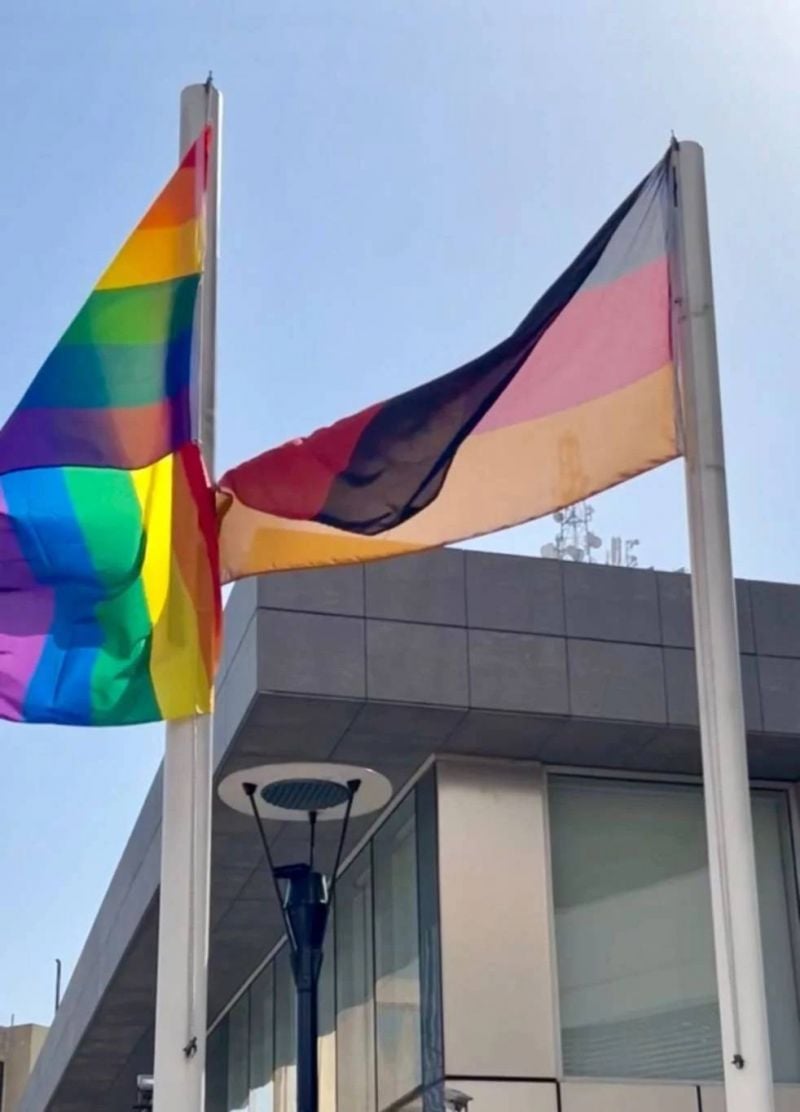 Polémique autour d'un drapeau LGBTQ+ hissé à l'ambassade d'Allemagne