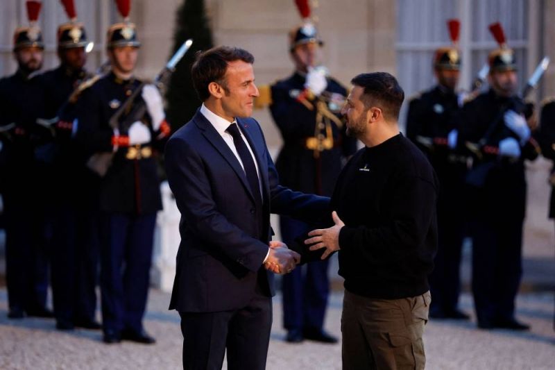 Zelensky accueilli par Macron à l’Élysée