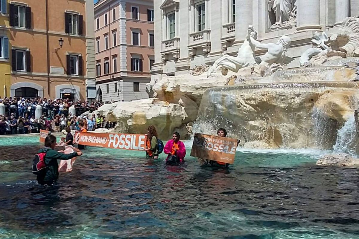 Des militants écologistes noircissent l'eau de la fontaine de Trevi à Rome