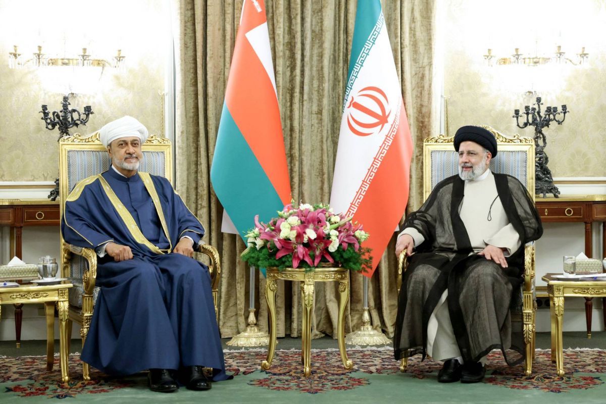 Visite à Téhéran du sultan d'Oman, médiateur entre l'Iran et l'Occident Visite à Téhéran du sultan d'Oman, médiateur entre l'Iran et l'Occident