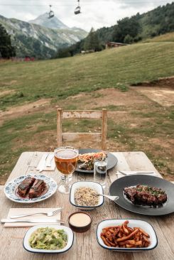 Au restaurant Les Cèdres en été. Photo DR