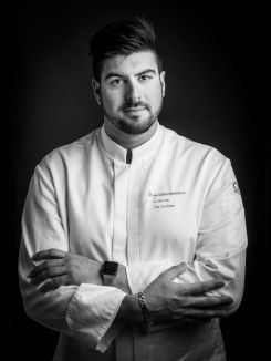 Le jeune chef Loïc Lourmière aux commandes de la cuisine du Bel Ami à Étretat. Photo Alexandra Fleurentin