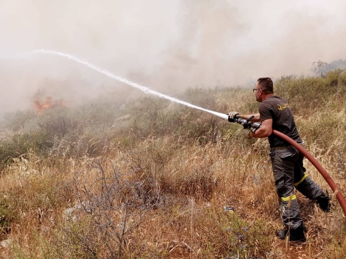 Civil Defense battles wildfire between Kfar Abida, Edde in Batroun Civil Defense battles wildfire between Kfar Abida, Edde in Batroun