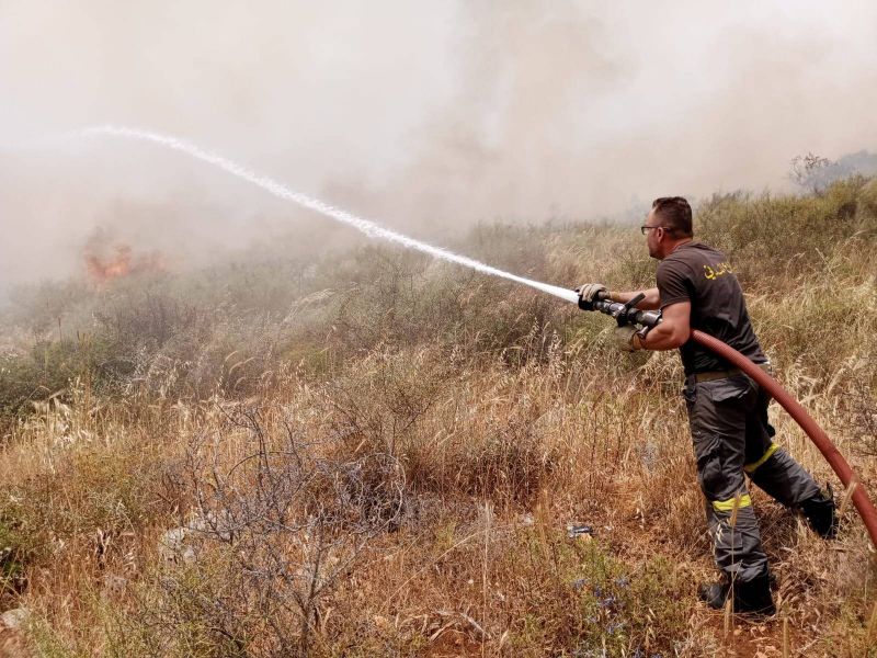 Civil Defense battles wildfire between Kfar Abida, Edde in Batroun