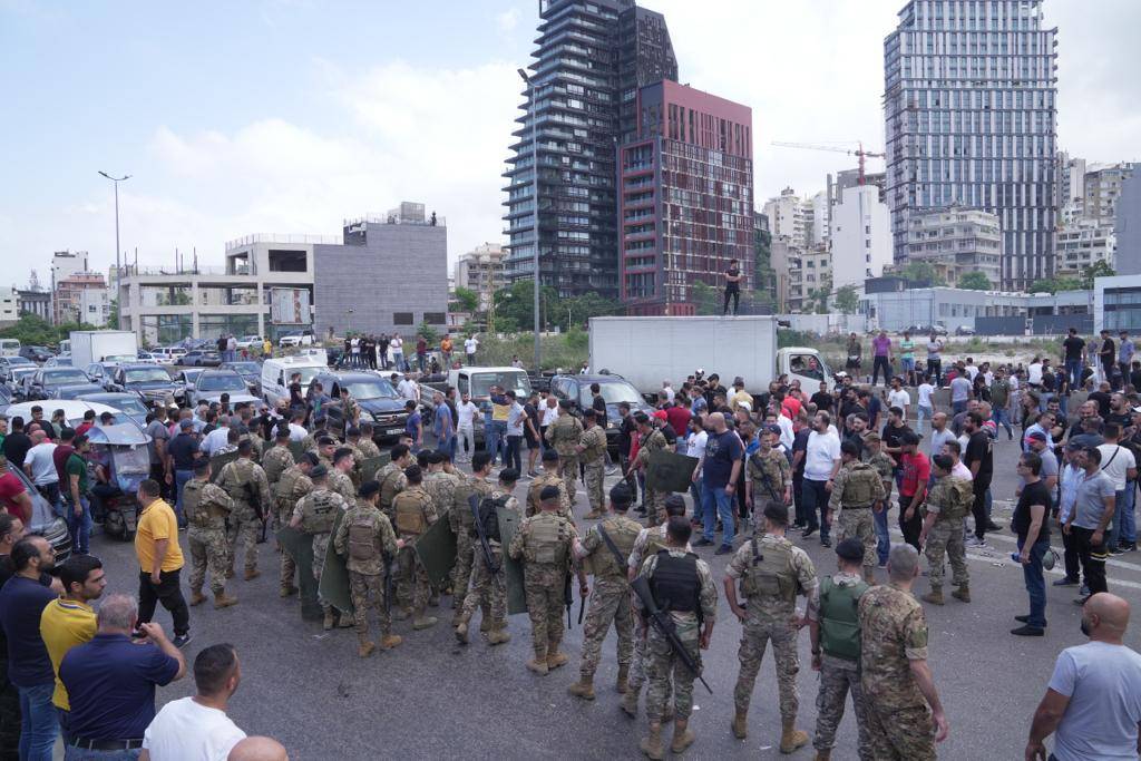 Sit-in et route bloquée à l'entrée nord de Beyrouth contre la hausse du 