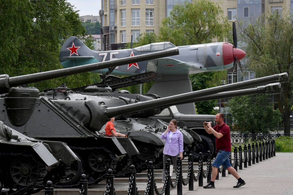 Des enfants évacués de zones frontalières de l'Ukraine bombardées