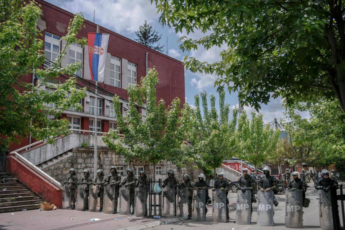 La force de l'OTAN face à des centaines de manifestants serbes