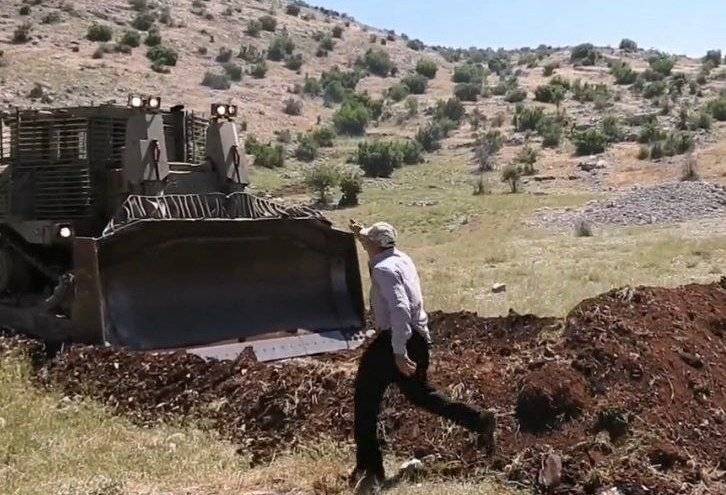 Un agriculteur libanais défie un bulldozer israélien le long de la frontière