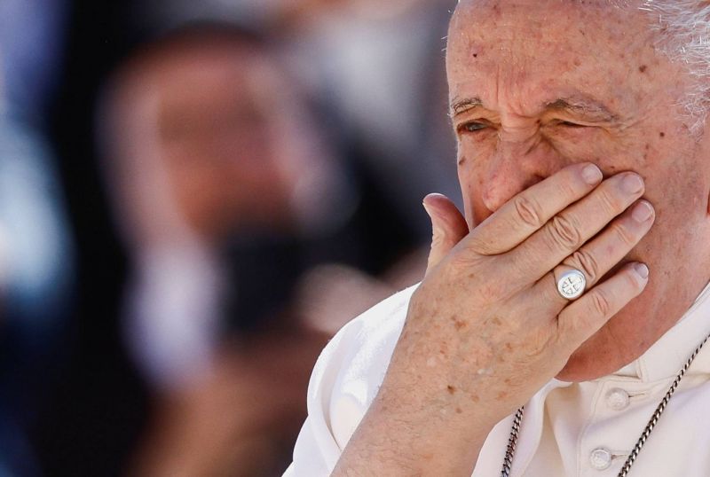Le pape François, hospitalisé à Rome, a repris le travail