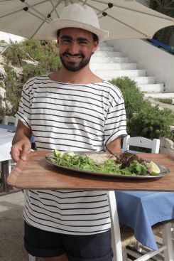 Des serveurs habillés en marinière et bob blanc contribuent au charme de Jammal. Photo Michèle Aoun
