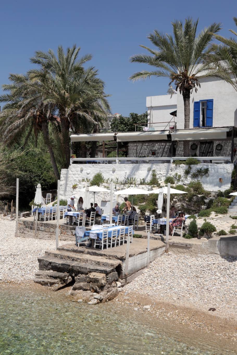 Chez Jammal à Batroun, les pieds dans l’eau... Chez Jammal à Batroun, les pieds dans l’eau...