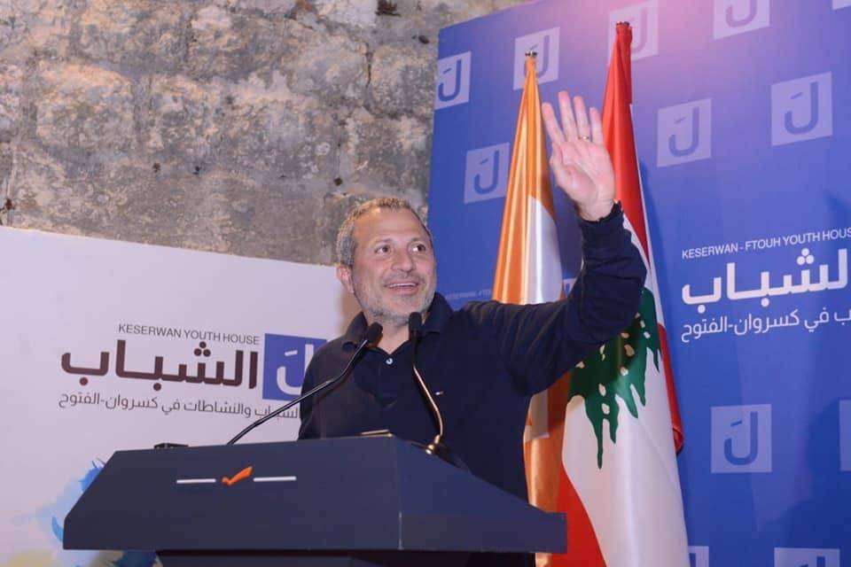 Bassil tape du poing sur la table