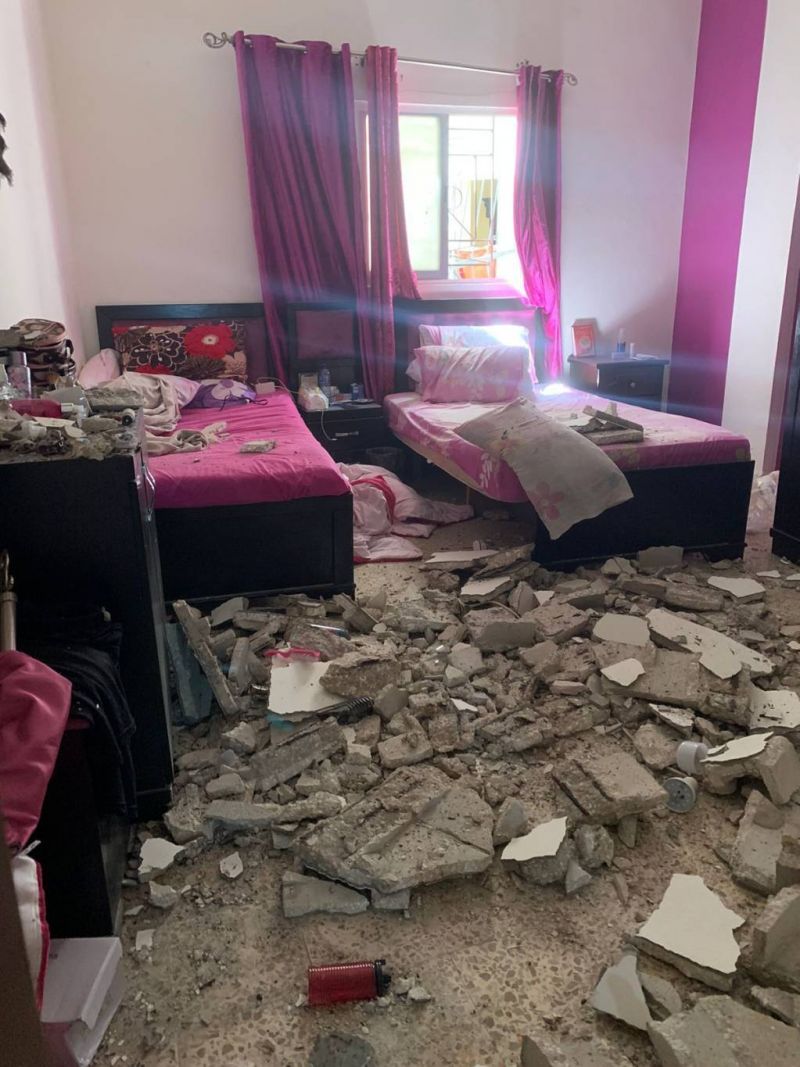 Une femme blessée après l'effondrement d'un plafond dans le camp de Aïn el-Héloué