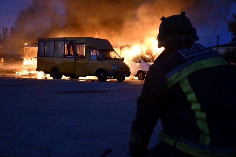 Un secouriste tué et huit autres blessés dans une frappe russe à Kherson