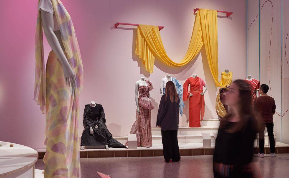 Quand le sari, revisité, s'expose dans un musée londonien Quand le sari, revisité, s'expose dans un musée londonien