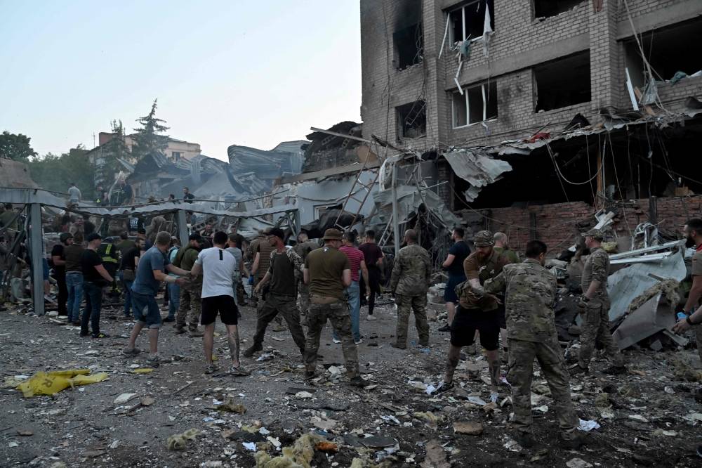 Le bilan du bombardement d'un restaurant grimpe à dix morts