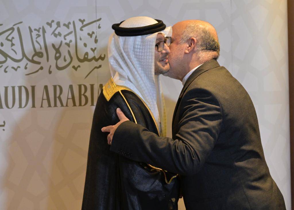 Chaleureuse accolade entre les ambassadeurs saoudien et iranien lors d'un dîner à Beyrouth Chaleureuse accolade entre les ambassadeurs saoudien et iranien lors d'un dîner à Beyrouth