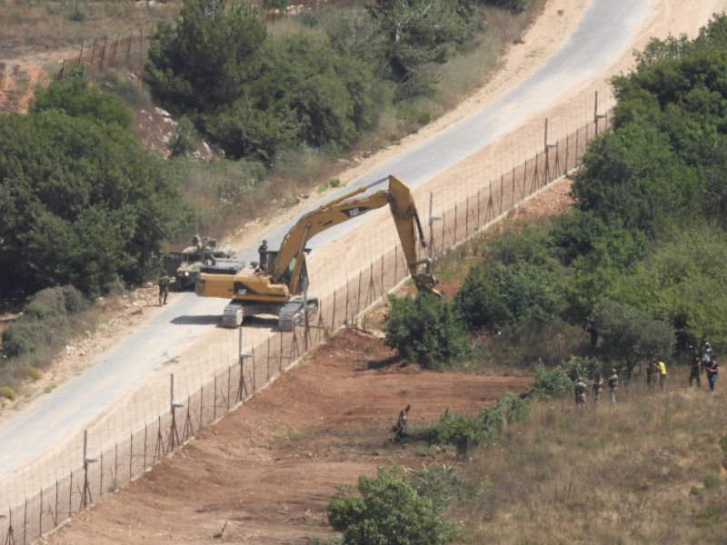 Israeli bulldozers violate Blue Line with bullets and stun grenades