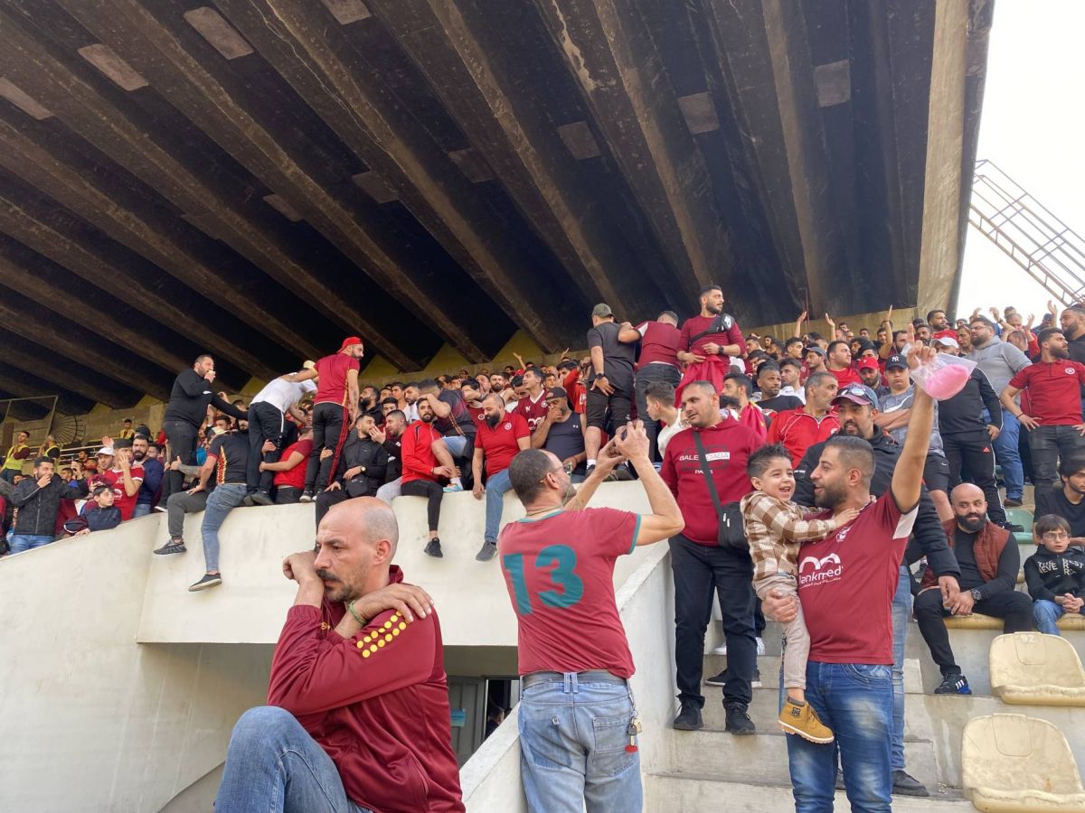 De gré ou de force, les supporters de football désertent les tribunes
