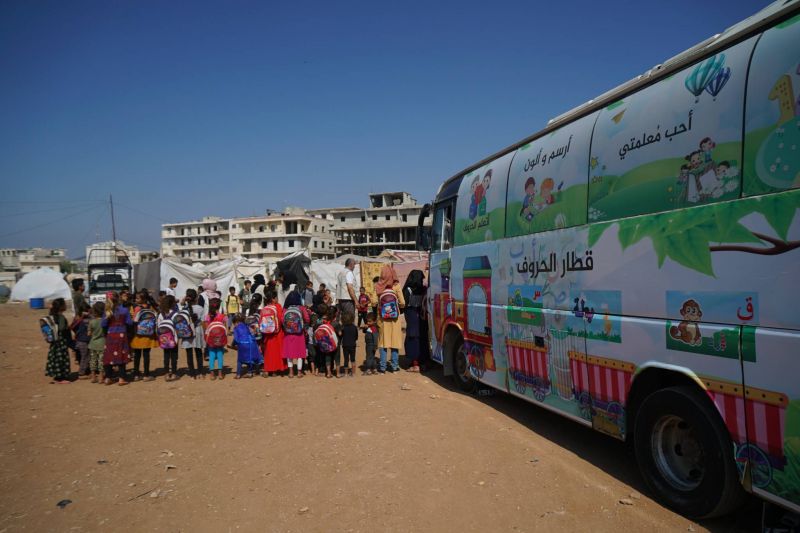 Des bus éducatifs à l’écoute des enfants du Nord-Ouest syrien