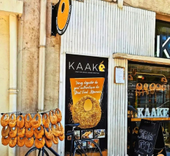 Le vélo adossé à Kaaké, symbole du passé. Photo DR