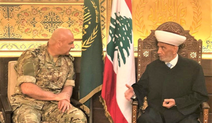 Devant le général Aoun, le mufti Deriane appelle à pourvoir les postes vacants de l'armée