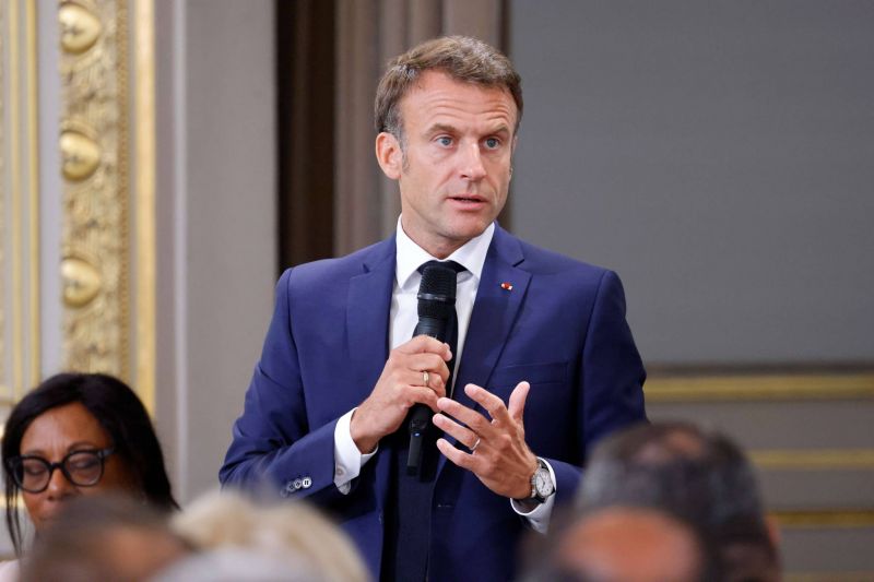 Macron annonce une loi d'urgence pour accélérer la reconstruction