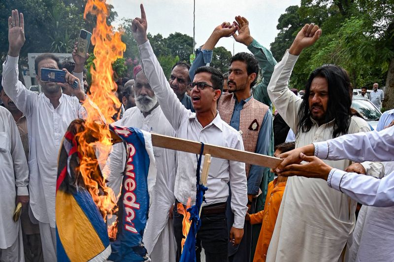 Coran brûlé en Suède : Au Pakistan, des milliers de personnes protestent