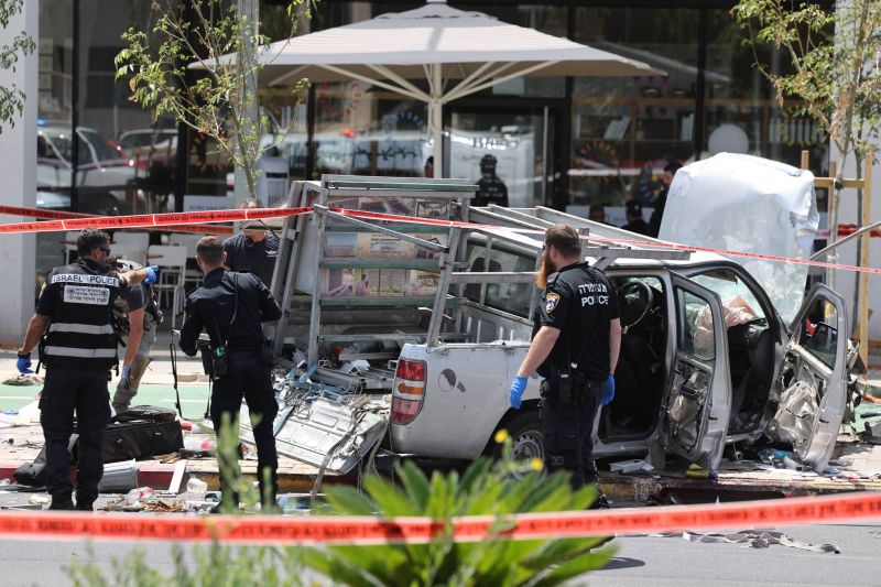 Sept blessés dans un attentat à Tel-Aviv, l'opération israélienne en Cisjordanie se poursuit