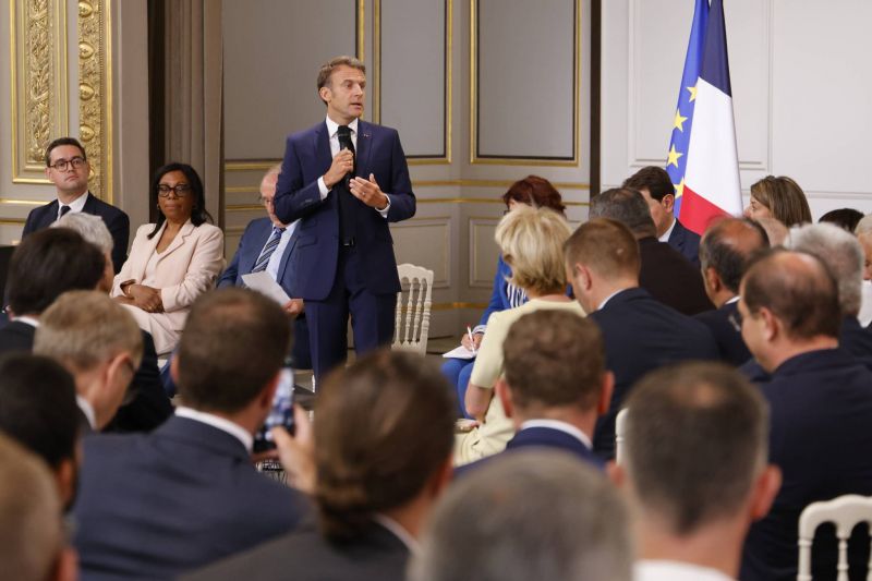 Moins de violences, le président Macron reçoit les maires