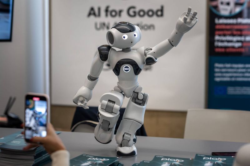 A l'ONU, des robots humanoïdes disent pouvoir diriger le monde