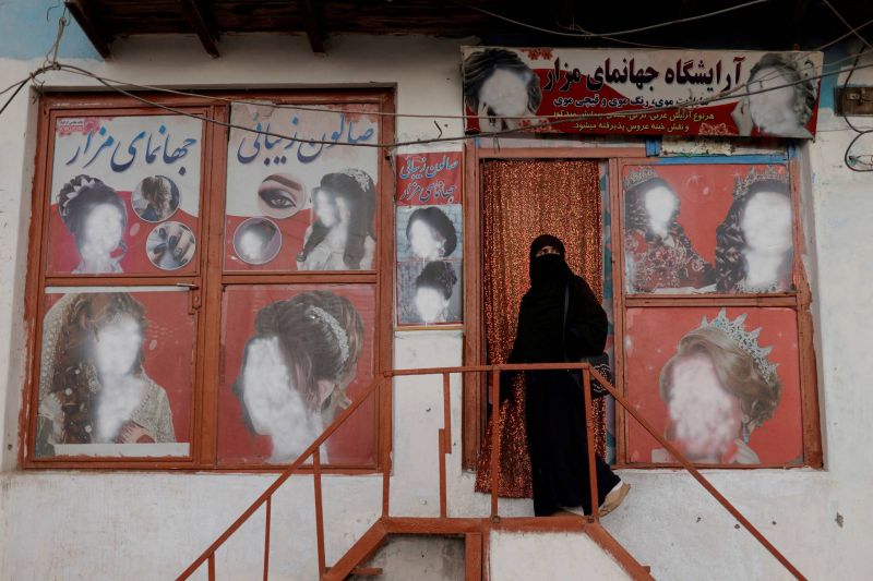 Les autorités talibanes ordonnent la fermeture des salons de beauté