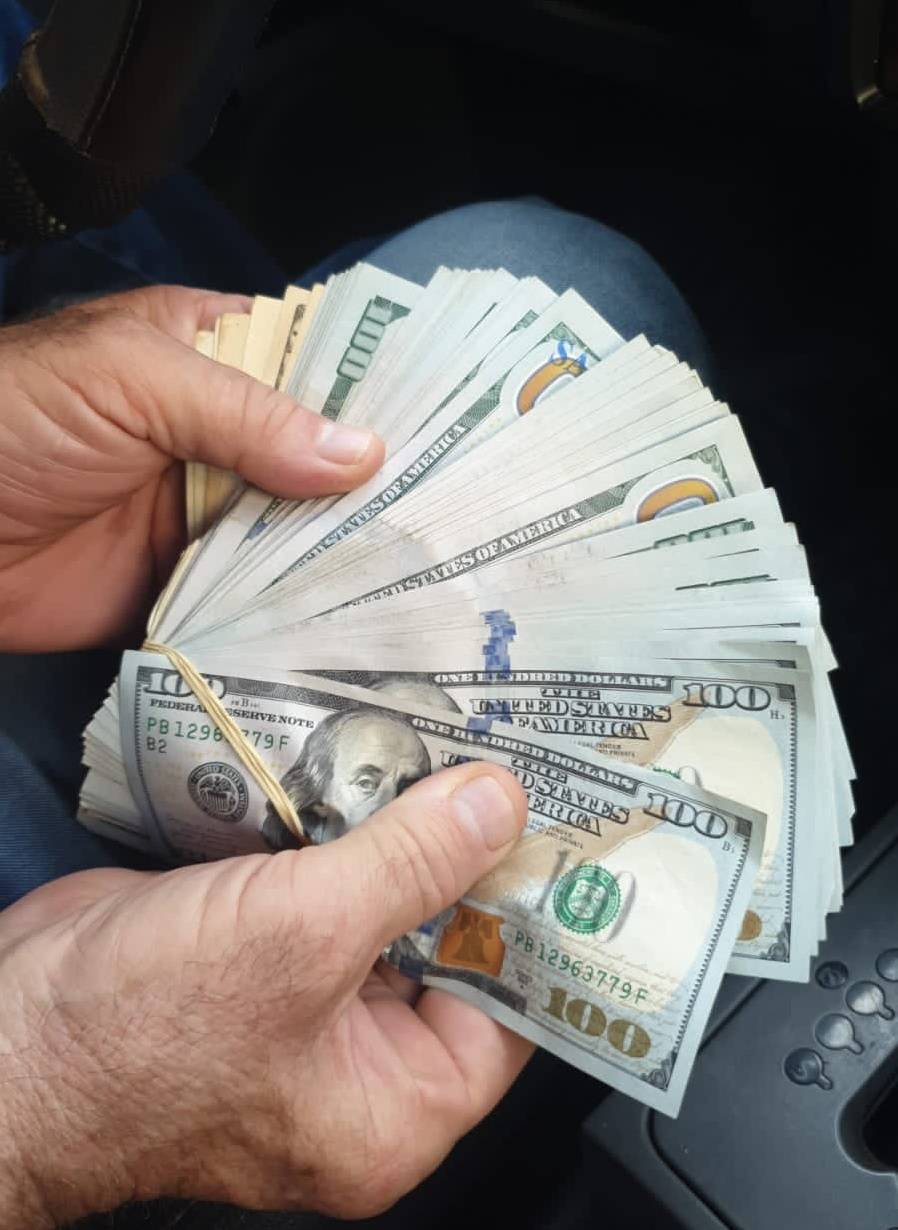 Un déposant récupère son épargne après un sit-in à la Banque Misr Liban à Beyrouth