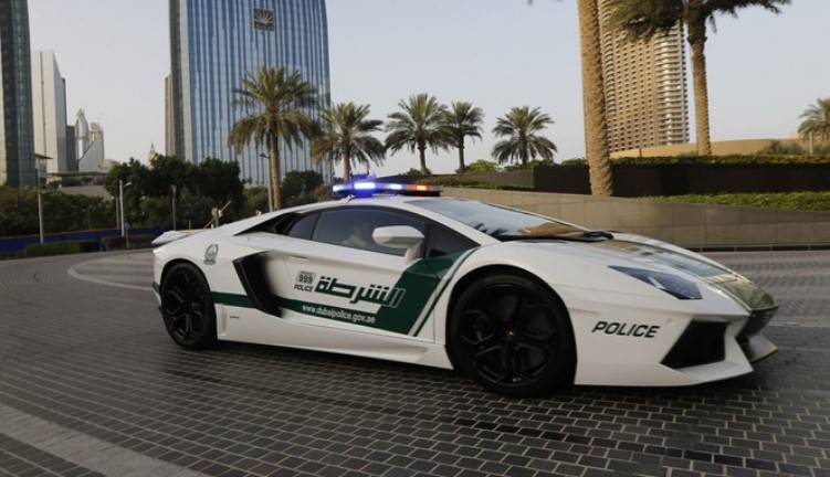 Voitures de luxe, argent... un homme arrêté aux Emirats pour une vidéo 